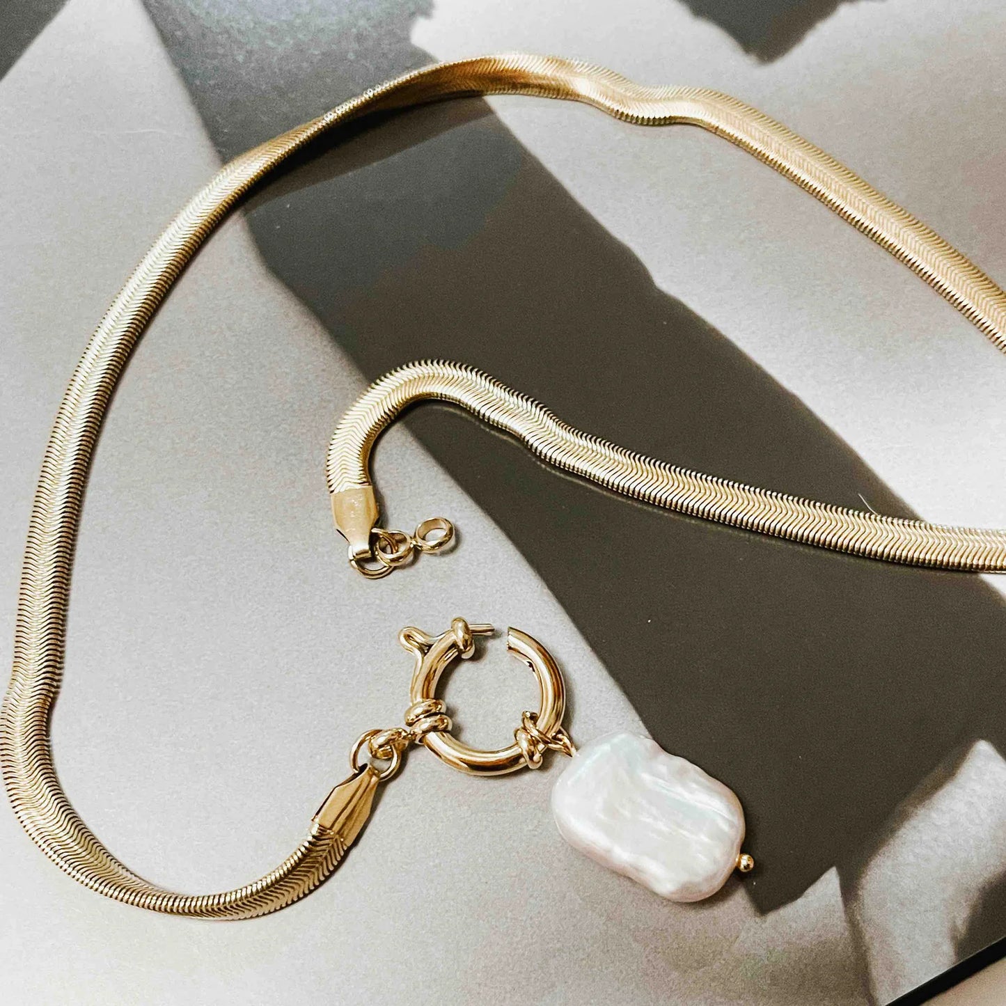 PRETTY SIMPLE MOTHER OF PEARL NECKLACE *WATERPROOF*