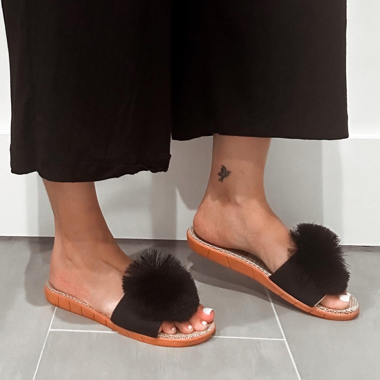 La-a-SOLE POM POM SLIDES