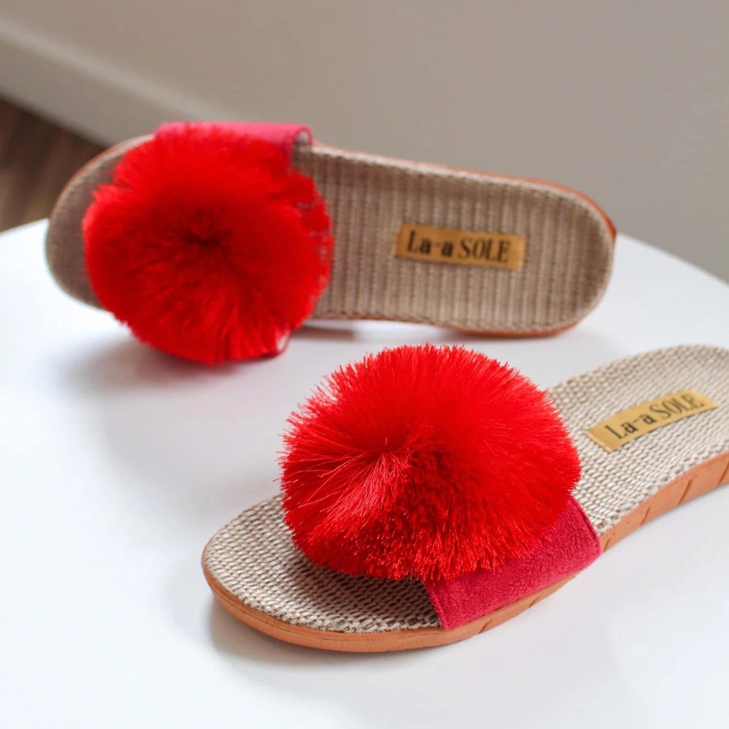 La-a-SOLE POM POM SLIDES