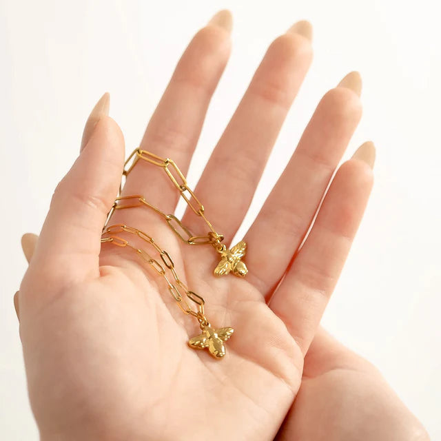 MOMMY & ME BEE CHARM NECKLACE SET