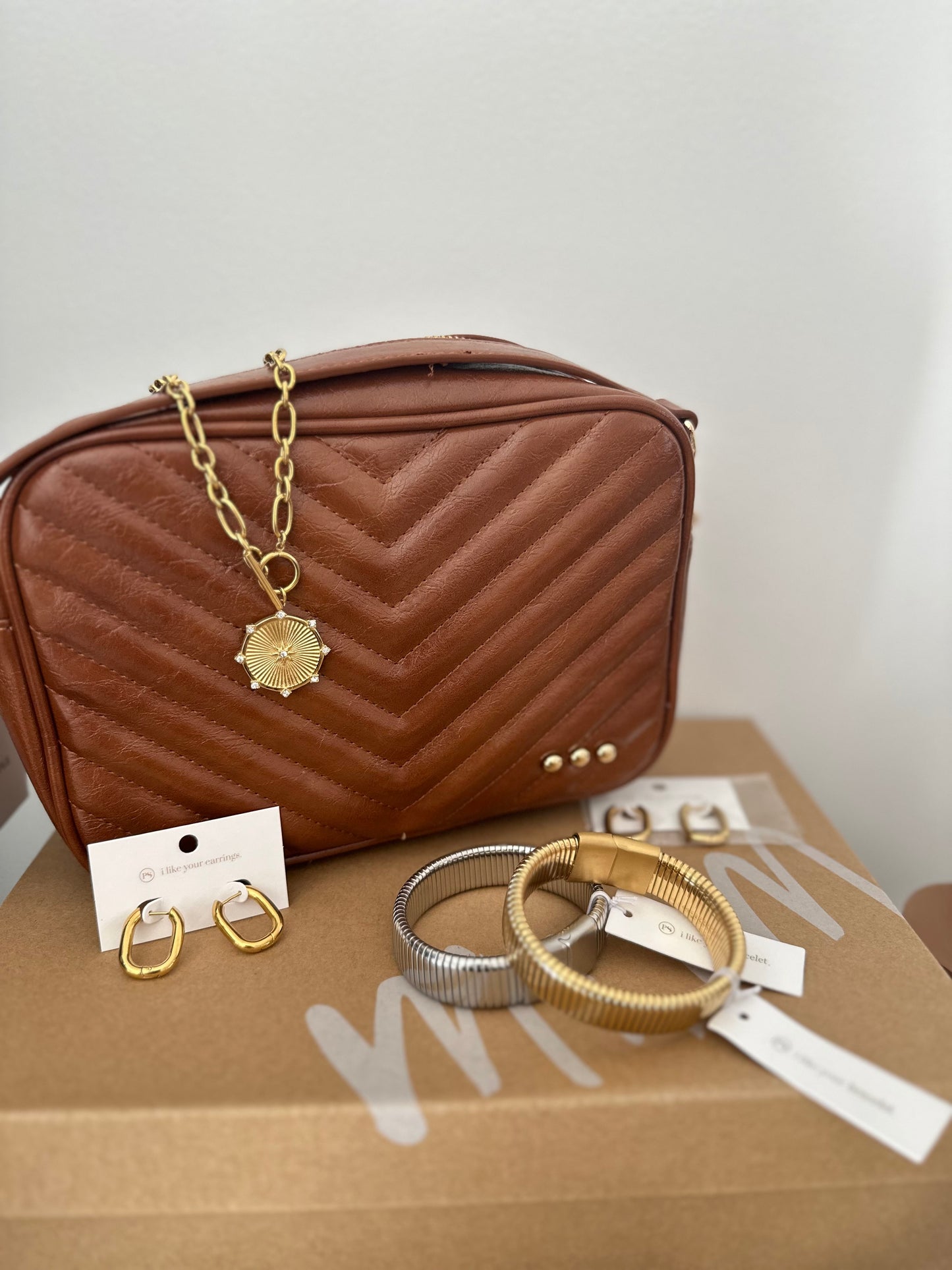 PRETTY SIMPLE COCO QUILTED CAMERA CROSSBODY BAG